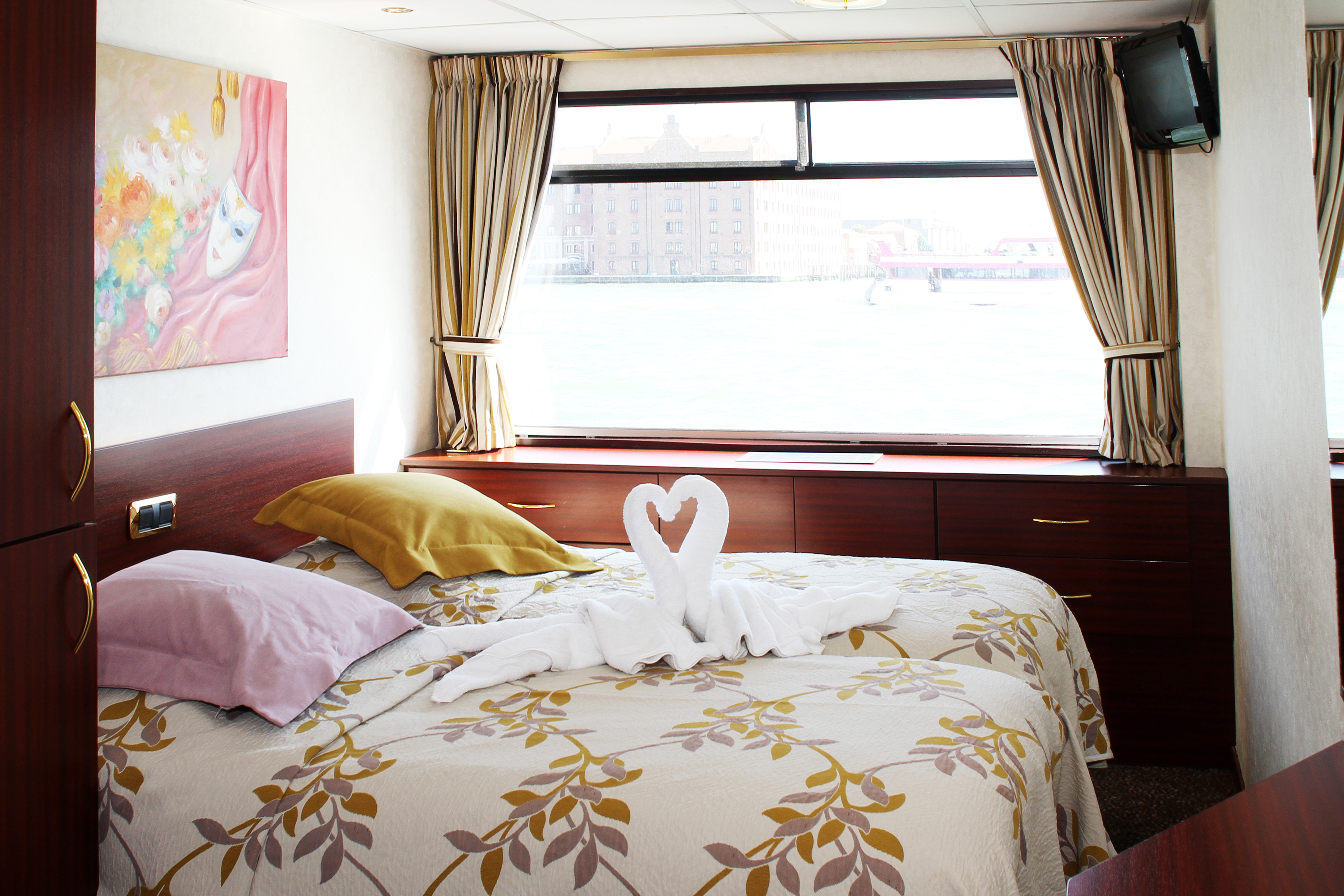 CroisiEurope MS Michelangelo Cabin 2.jpg